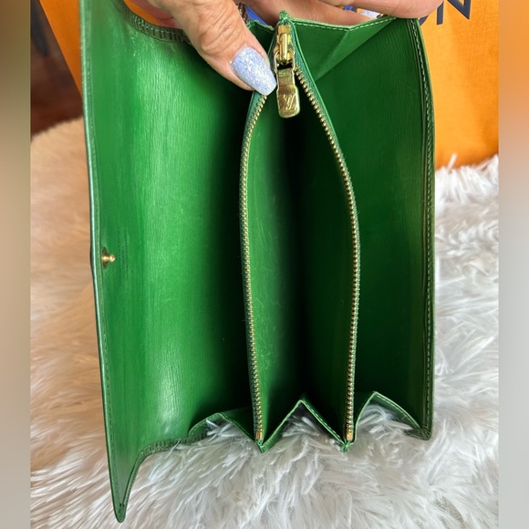 Louis Vuitton Epi Wallet w/ Unbranded Chain, LV Bag LV Ribbon & LV Sample Parfum - Picture 6 of 15